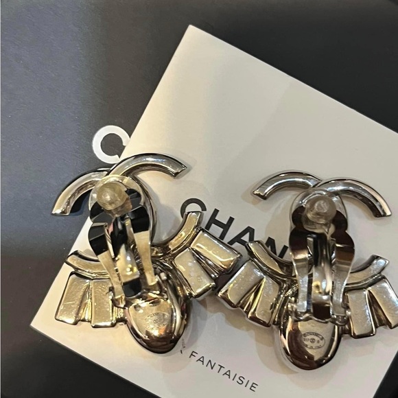 Chanel large crystal clip on earrings - Picture 8 of 9